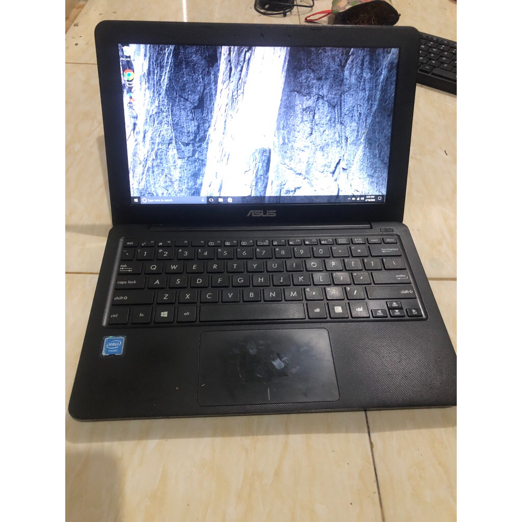 ASUS E202s