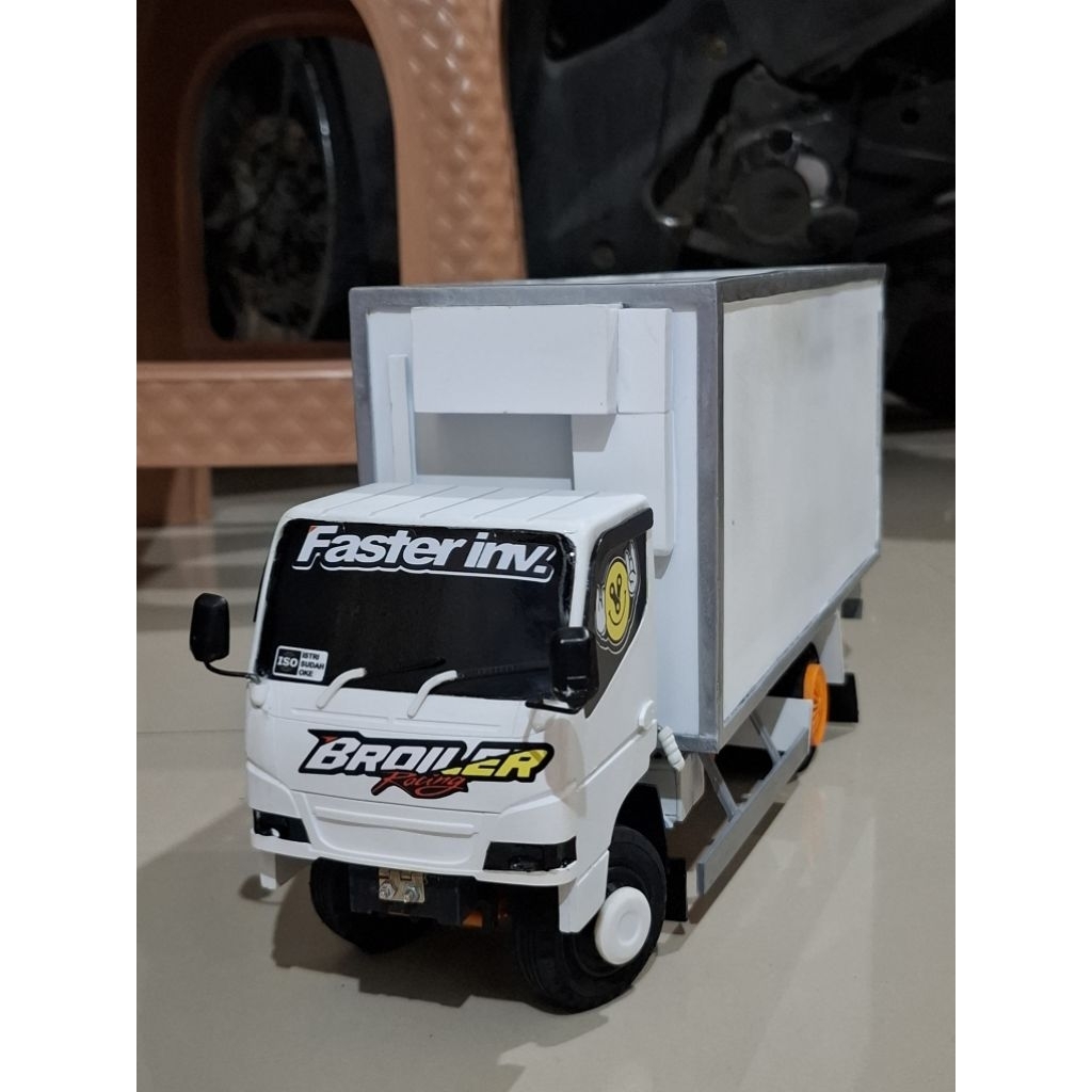 Miniatur truk canter skala truk plastik
