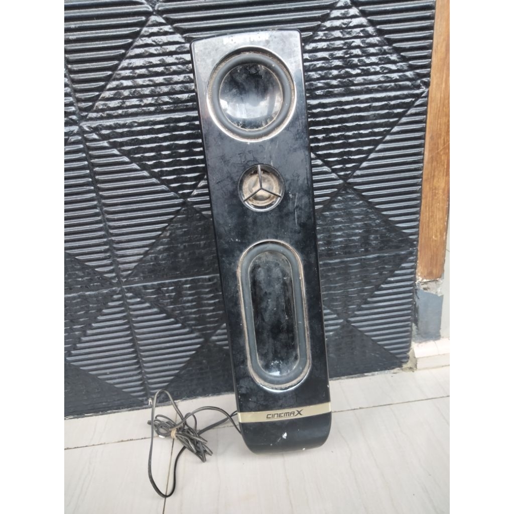 spiker tower bekas tv LED Polytron 24in kondisi normal