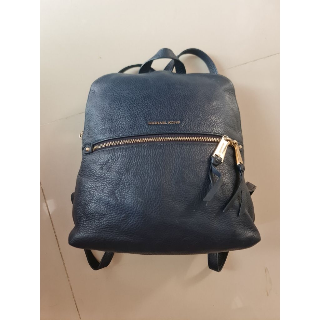 124. Tas Ransel Wanita Michael Kors Blue
Mantan / Bekas / Second

Size : 30cm x 10.5cm × 29cm

Kulit