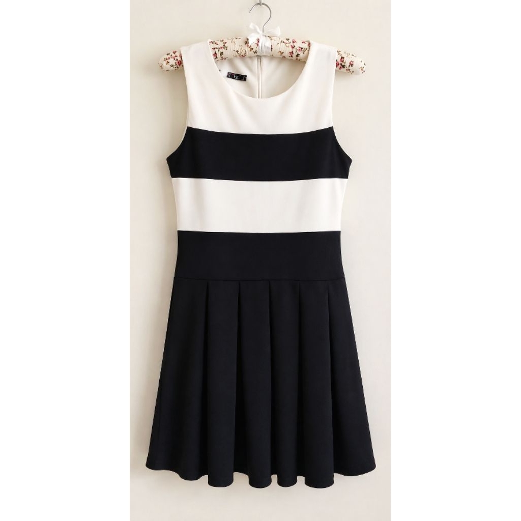 Dress Black 'n White | Pastel Blue 'n White – Elegan Chic ala Yoco Taiwan