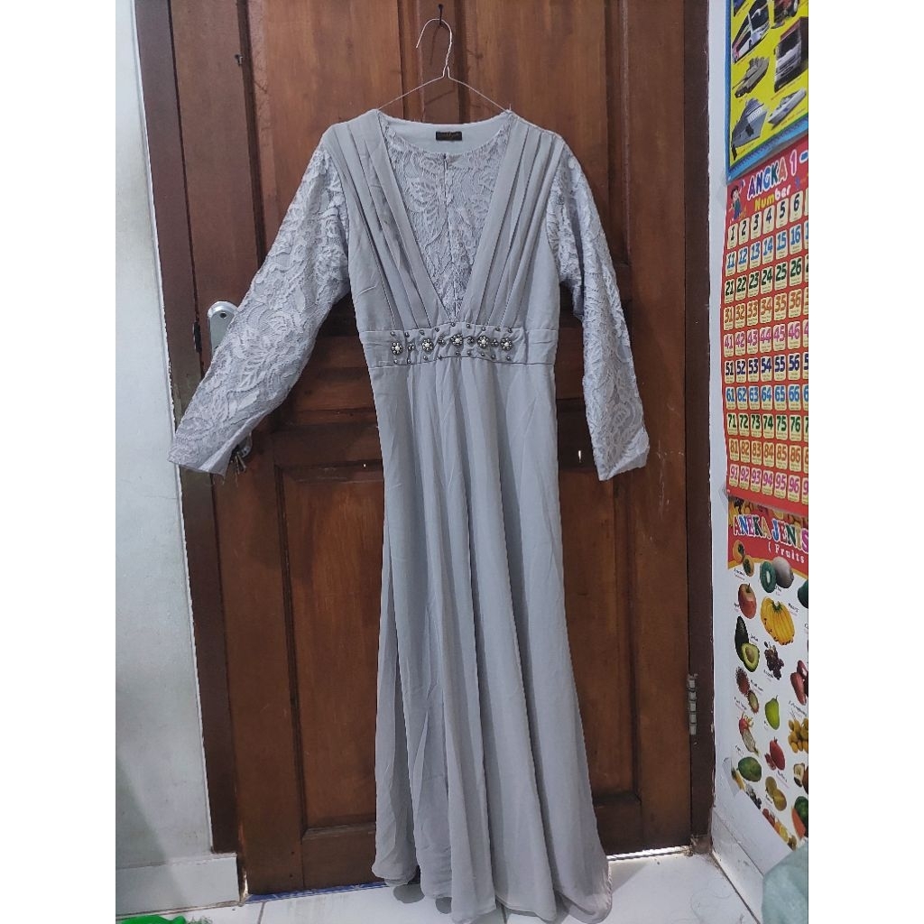 dress brukat abu abu