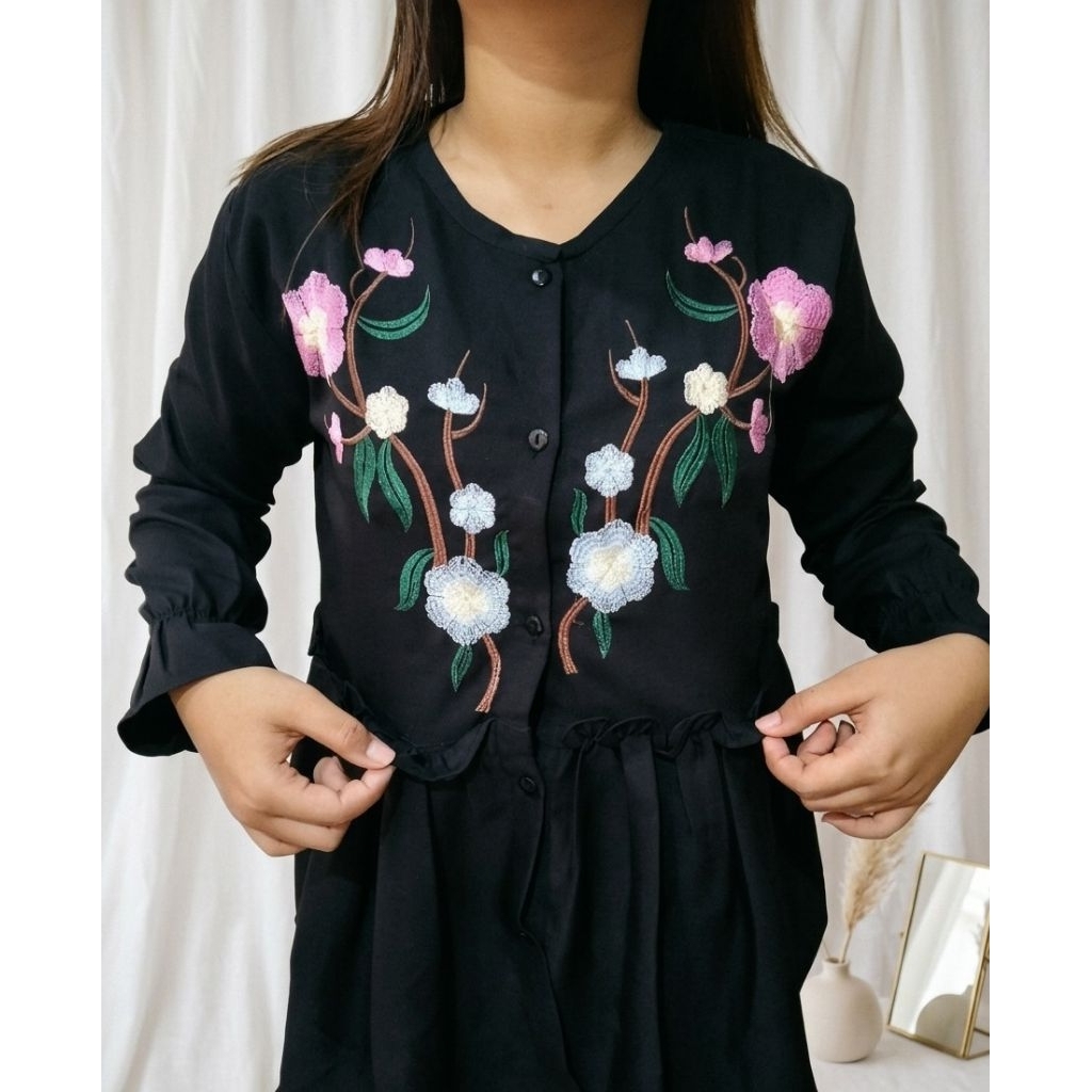 Preloved blouse bordir hitam kancing bawah rempel