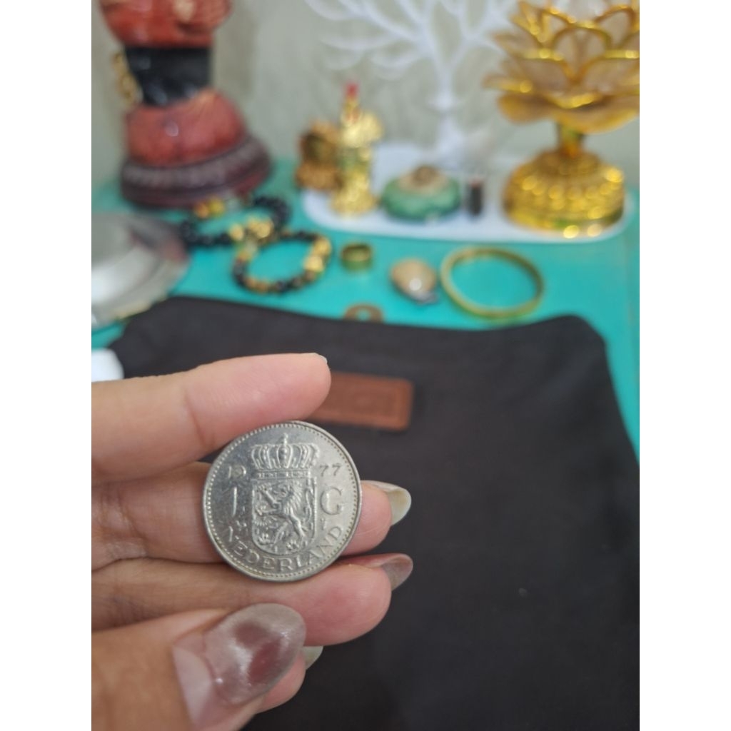 Koin 1 gulden dari Negara belanda koin 
Tahun 1977 koin asli 
Limited edition 
Barang terawat 
Pemak