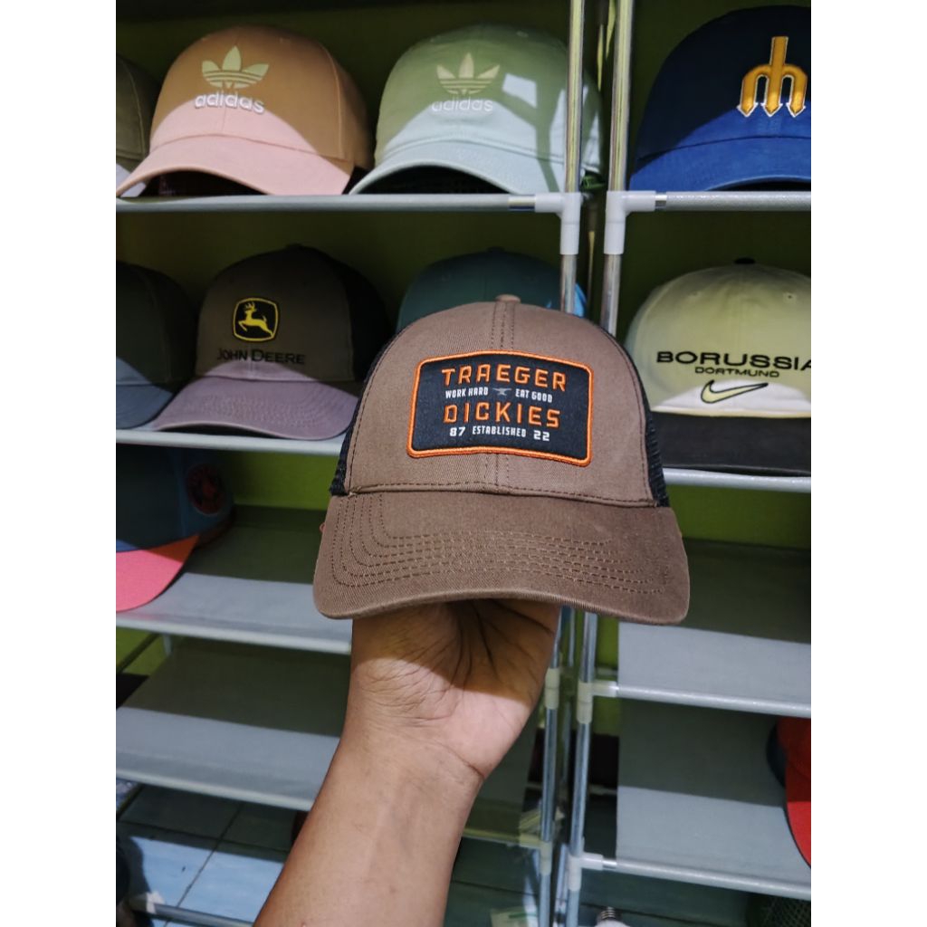 Topi Second Brand Unisex Caps Trucker dc colab trager mulus ( tag ke cut sisah tagwosh )