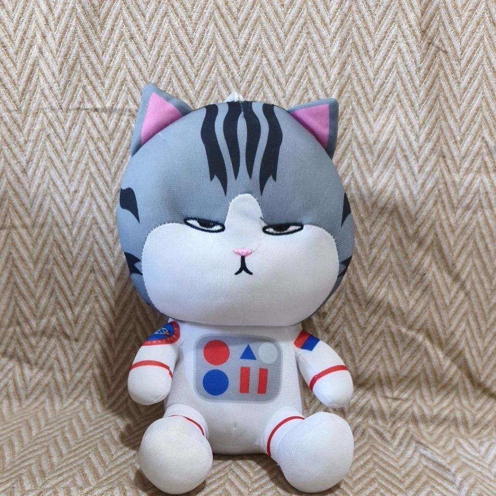 boneka kucing marah