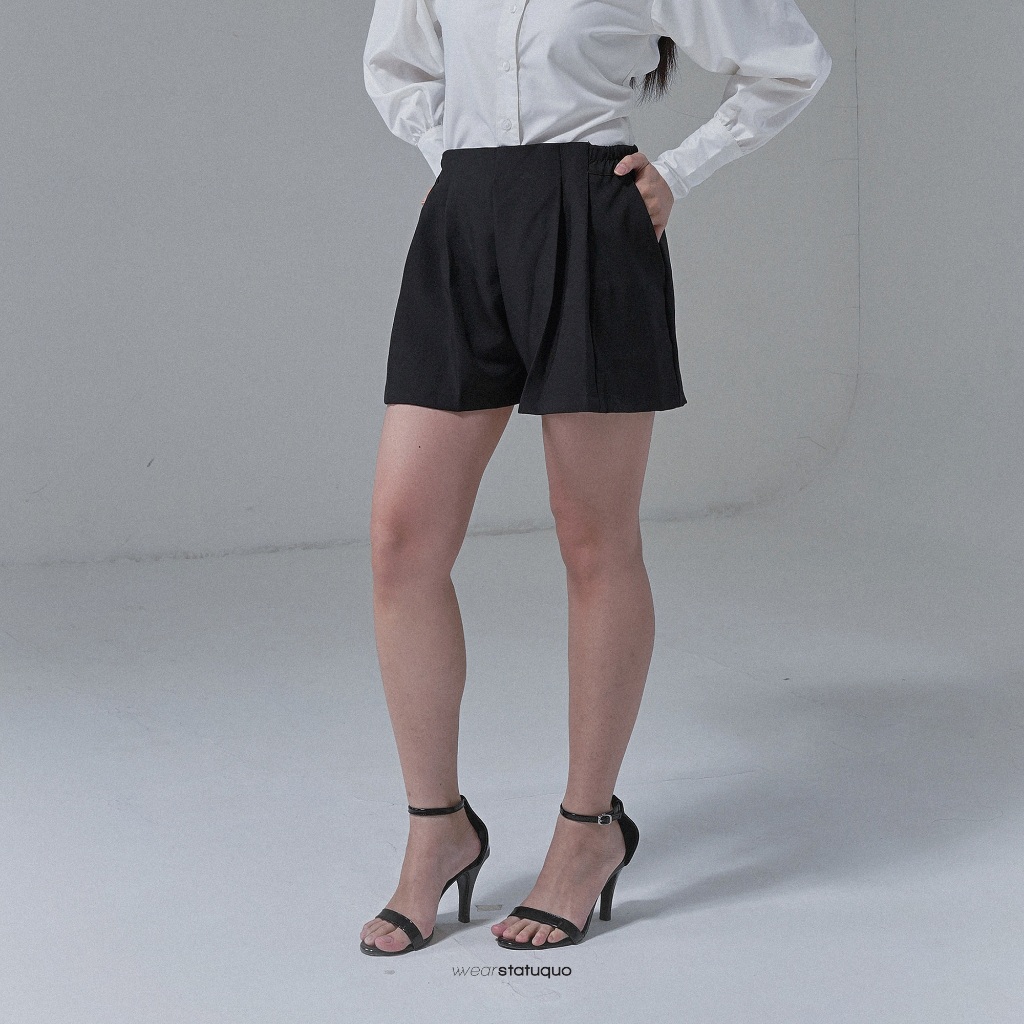 Wearstatuquo Nayao Pleated Short Pants - Black