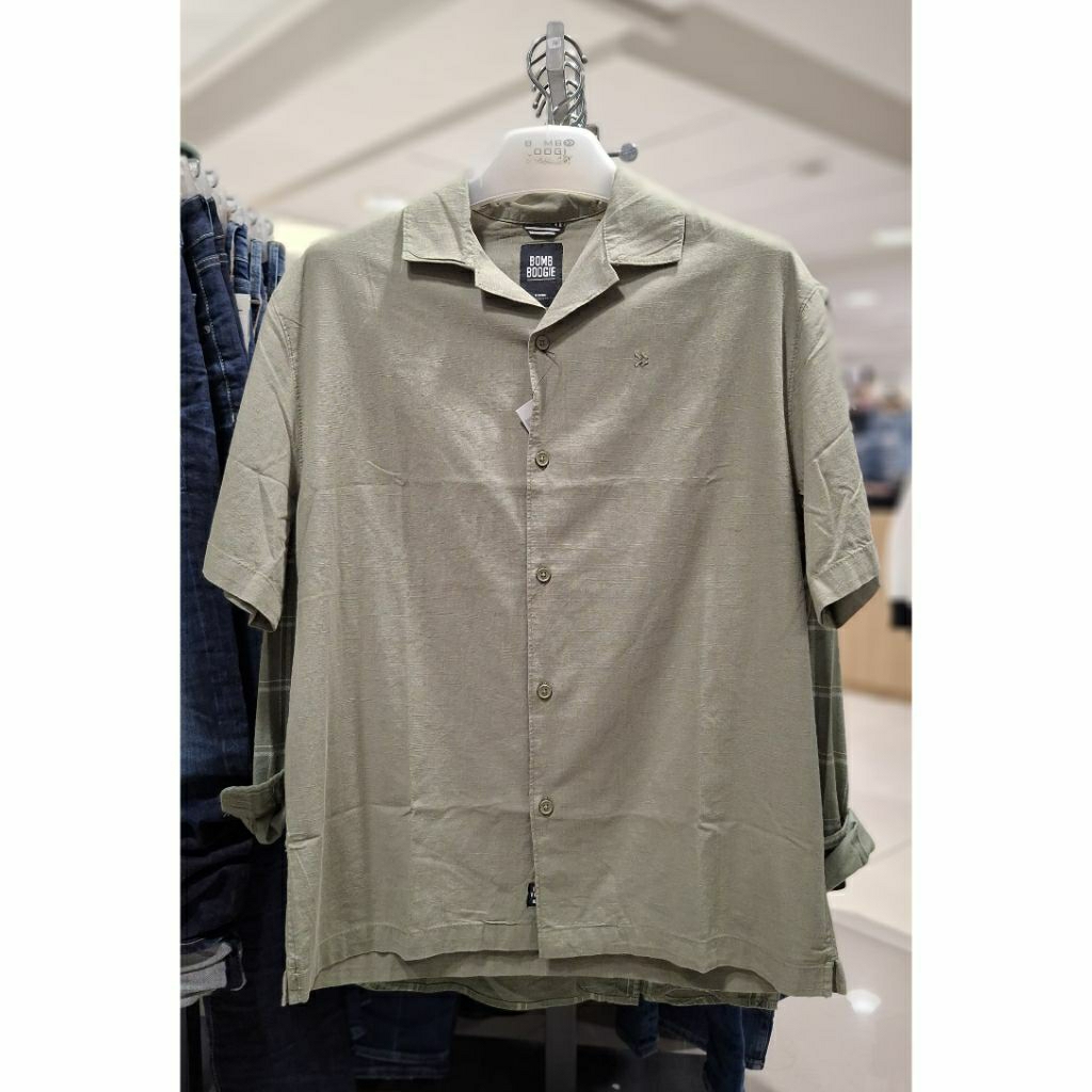 BOMBBOOGIE - Kemeja Lengan Pendek Warna Hijau Army Bombboogie Original