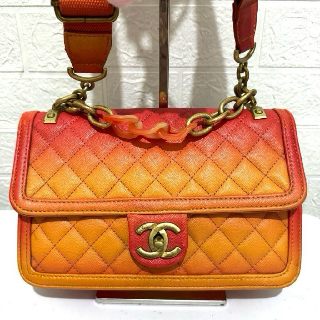 tas sling bag kulit caviar. tas selempang c** hanel cendol. tas kulit asli. orange. prelop