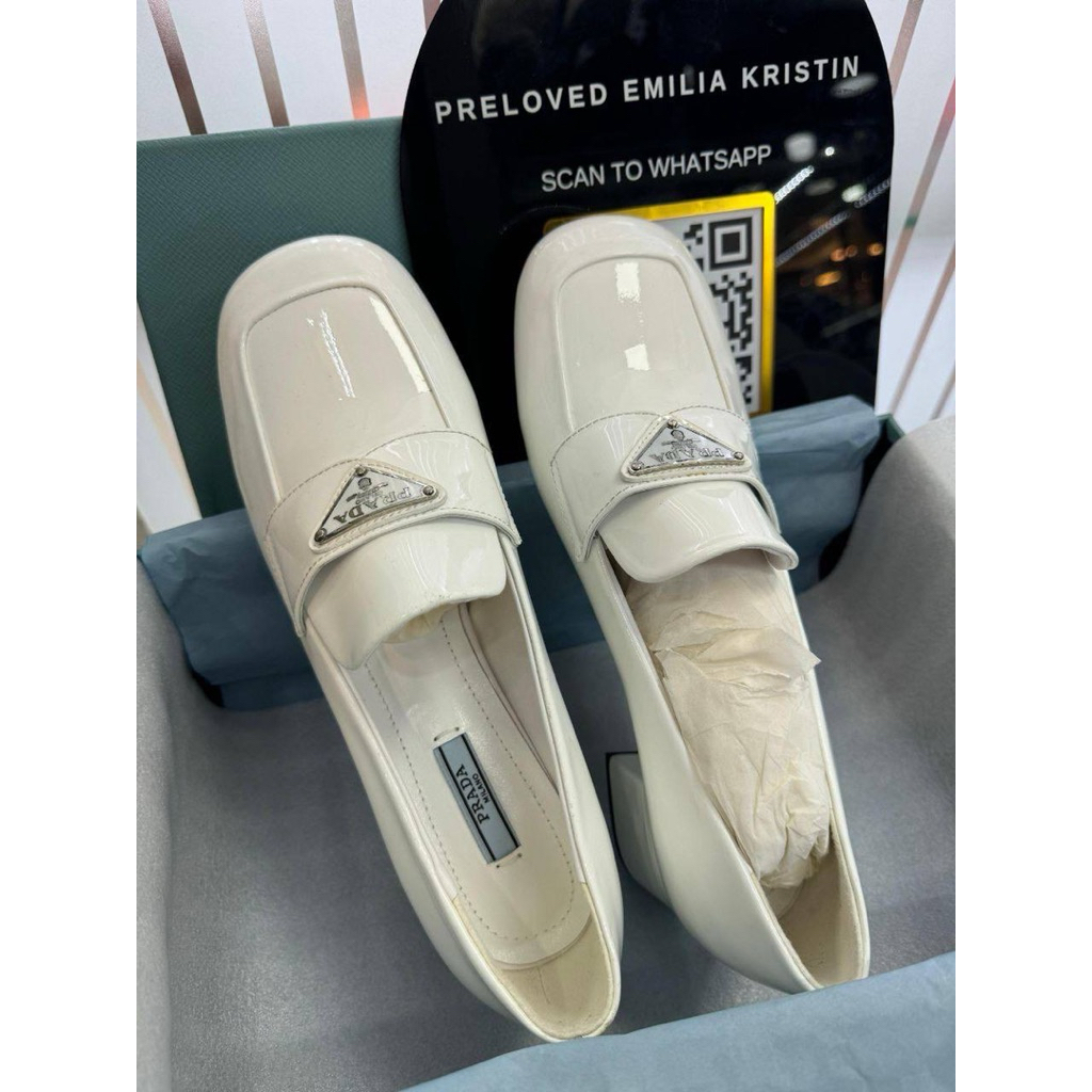 Preloved P Pump Heels in white Leather loafers