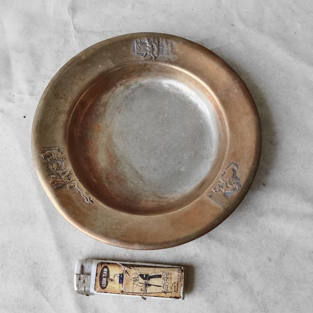 Pajangan Vintage Piring Alpaca Gero 90 ukir Relief Eropah