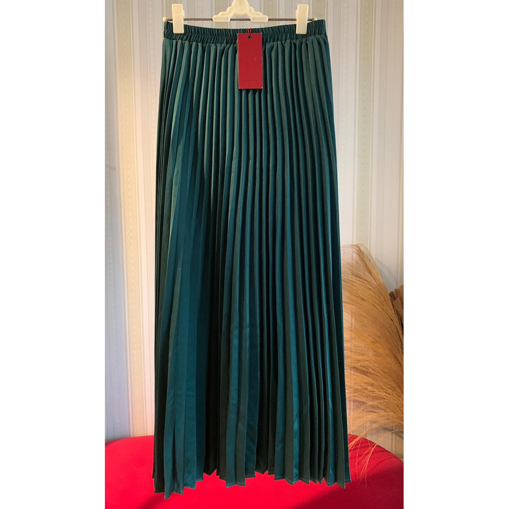 Benang Jarum satin pleats skirt - Fern preloved good condition