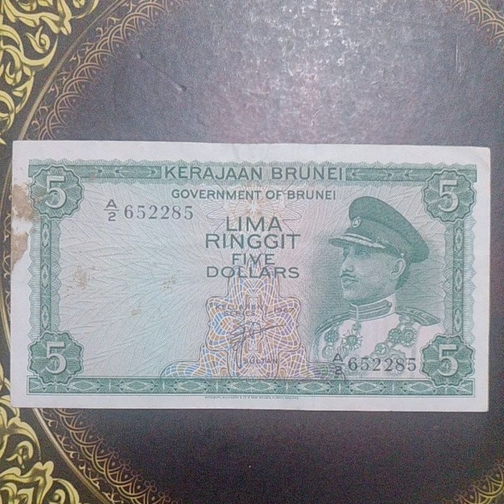 Uang Brunei 5 dollar 1967 edisi pertama vf foxing