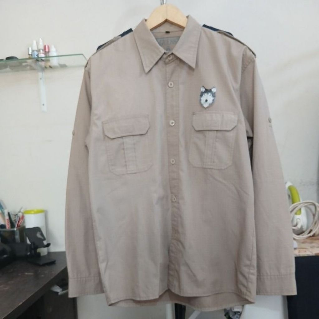 Kemeja tactical outdoor warna cream GUESS second size L ld 108cm Pjg 75cm mulus no minus