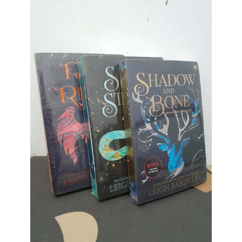 Novel Shadow And Bone Trilogy Preloved