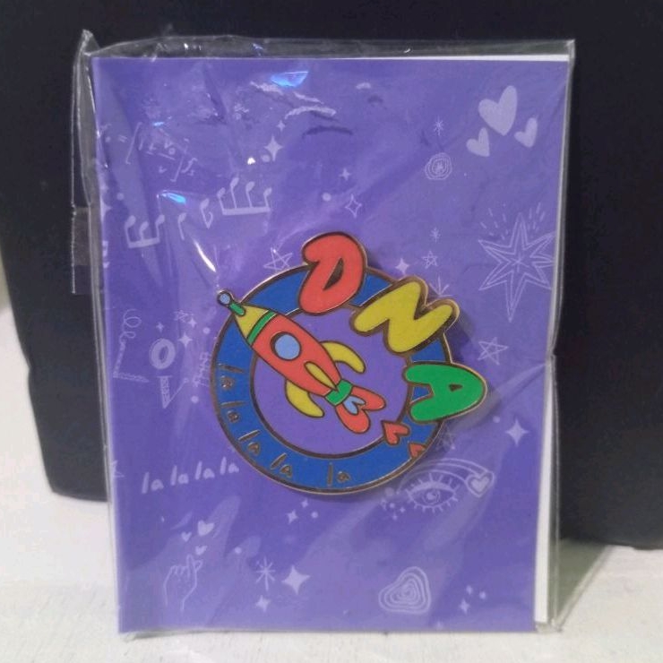 OFFICIAL BTS PIN BADGE DNA
