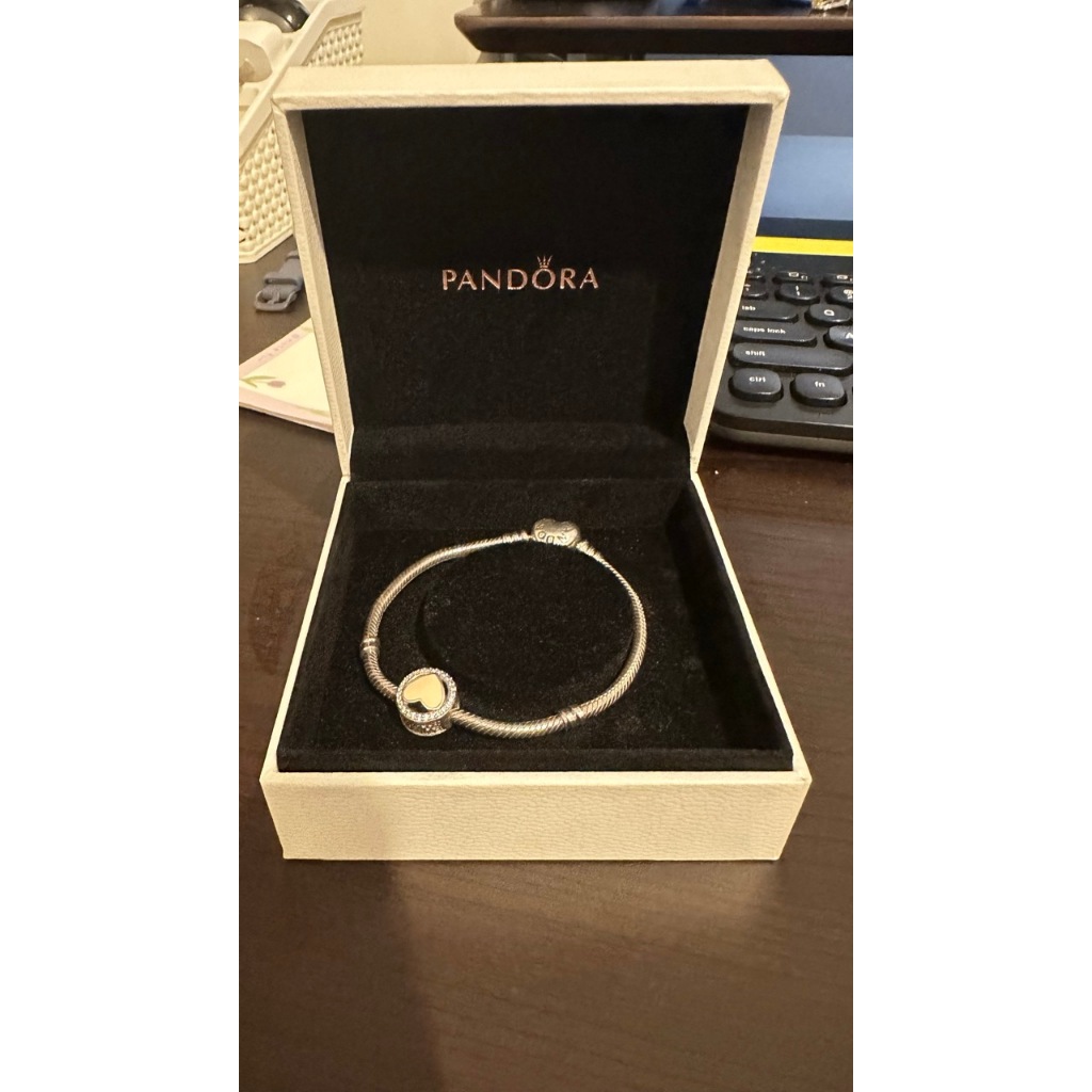 Preloved Pandora bracelet include charm