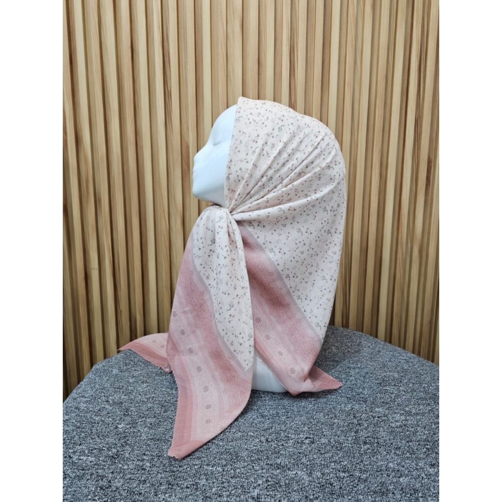 HIJAB SEGI EMPAT VOAL MOTIF BUNGA KECIL PUTIH TULANG LIS PINK