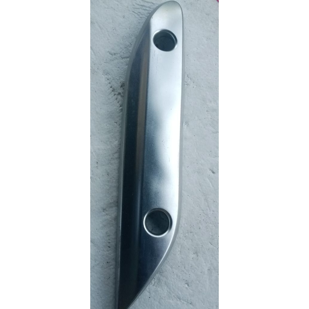 Lapisan Tutup Knalpot/ Garnish Silver Vario 110 Cw Karbu original