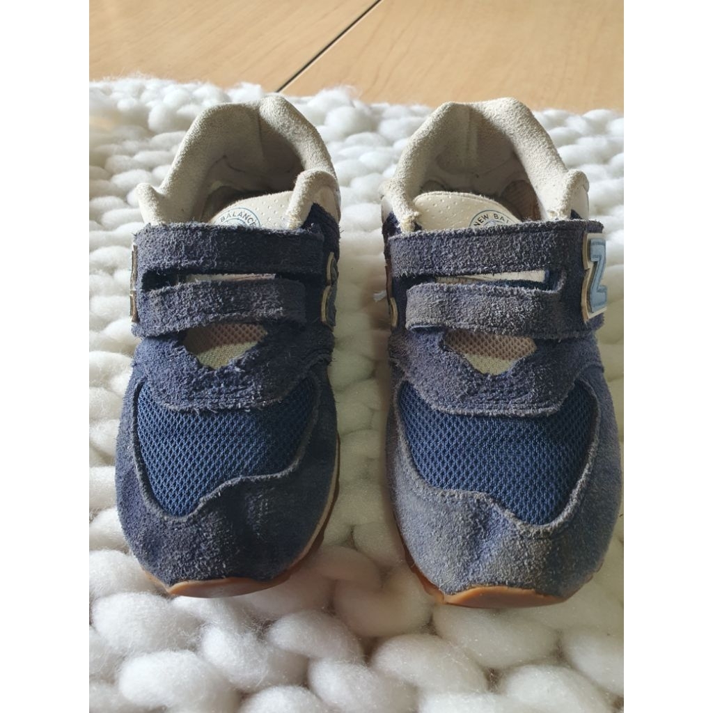 Preloved sepatu anak navy new balance classic 574 laki-laki size 30 17,5cm