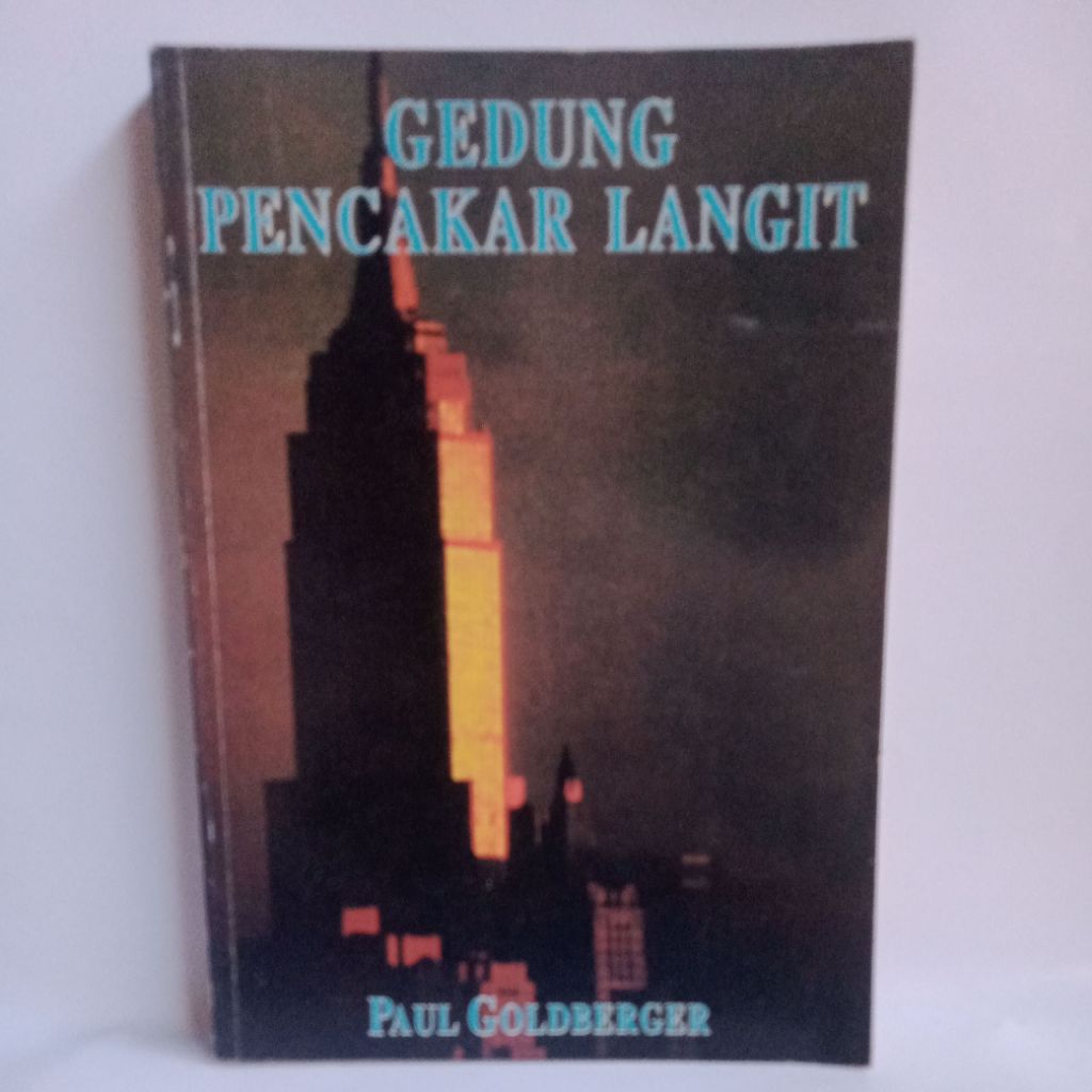 GEDUNG PENCAKAR LANGIT KARYA PAUL GOLDBERGER