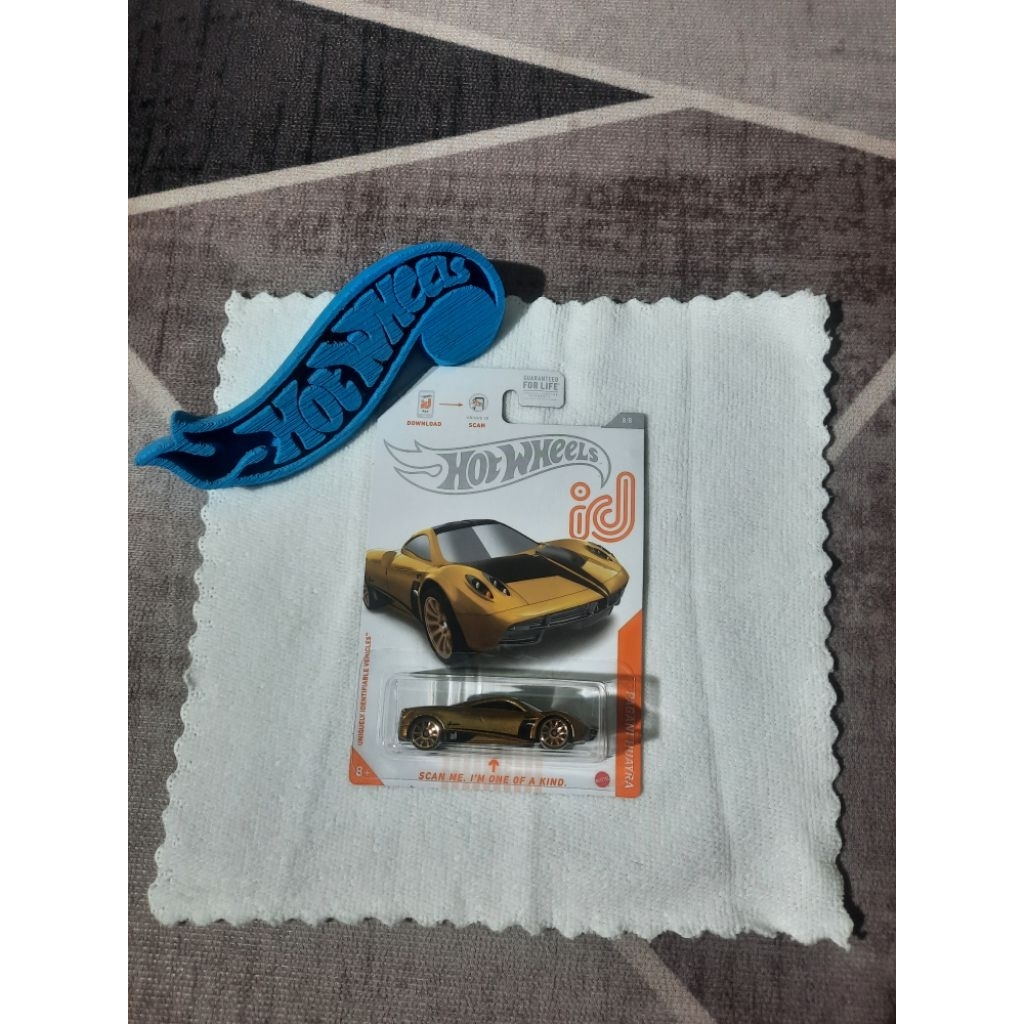 Hotwheels id pagani huayra  | varian card | gold colour| HWID