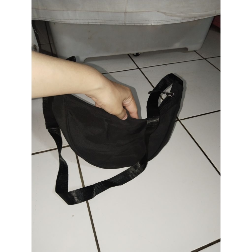 Tas Slempang Sabit Ala Uniqlo