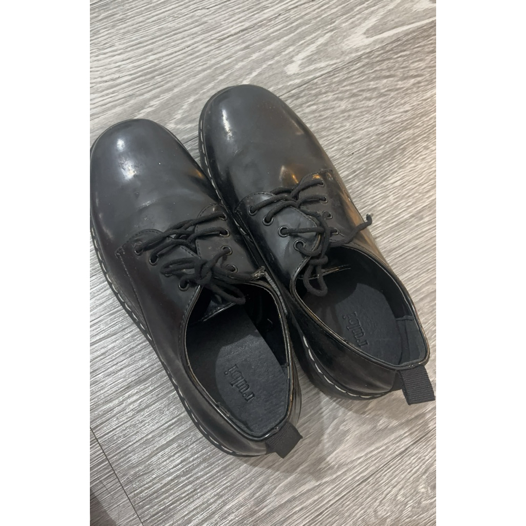 sepatu hitam dari rubi