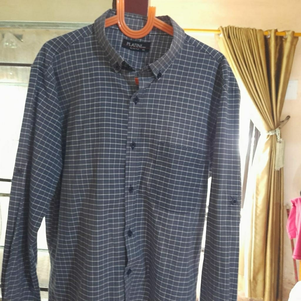 Kemeja kotak2 slim fit size XL merk PLATINI men