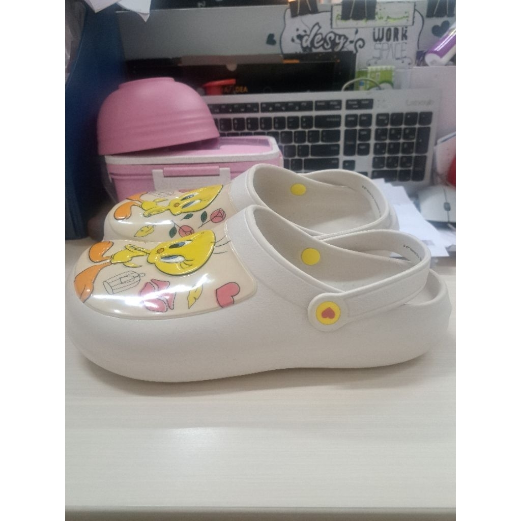 Sandal crocs tweety ori