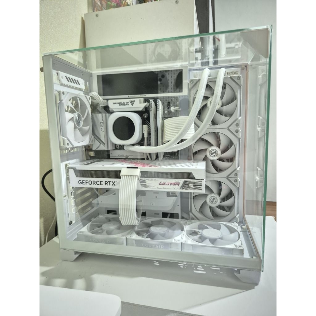 PC Gaming RTX4070 super, white aesthetic