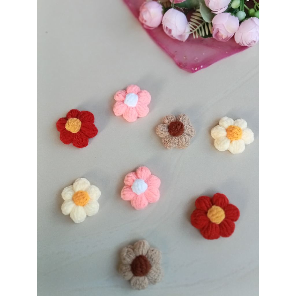 Aplikasi rajut bunga puff besar