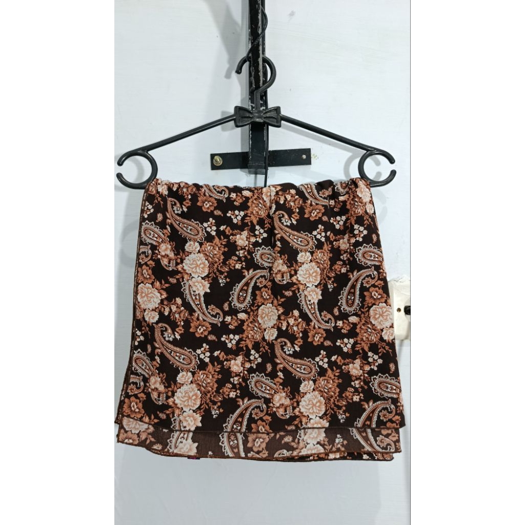 hijab square jumbo motif warna coklat