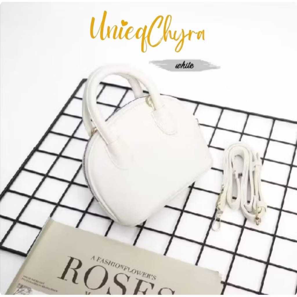 Tas Selempang Wanita Inara Hitam - Desain Elegan, Kulit Sintetis Premium, Warna Hitam Elegan