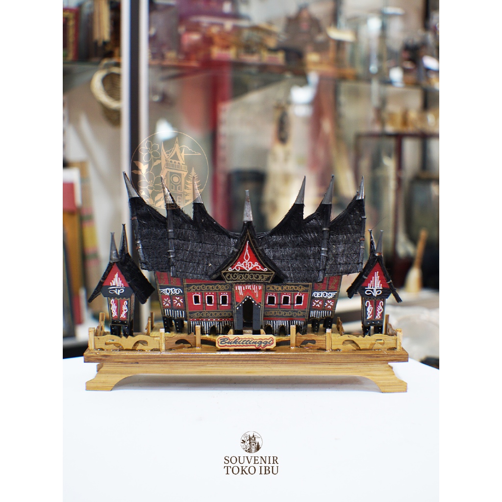Miniatur Rumah Gadang Modifikasi Tapak Bambu