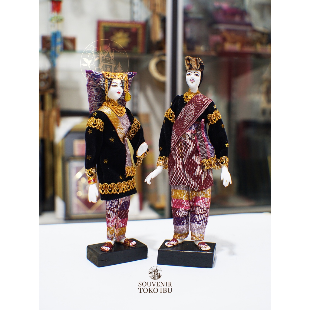 Miniatur Pakaian Adat Minang