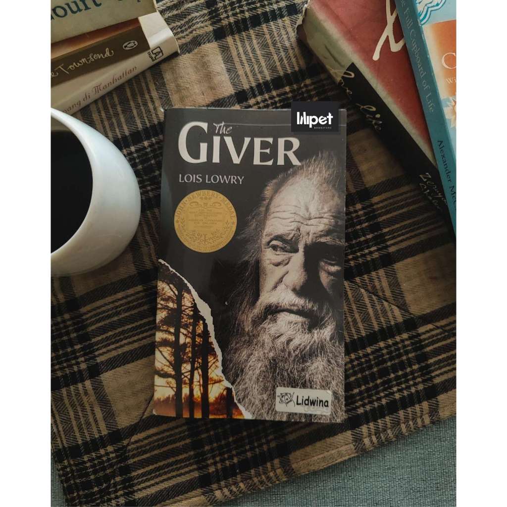Buku Novel Fiksi Original Preloved bahasa Inggris - The Giver oleh Lois Lowry