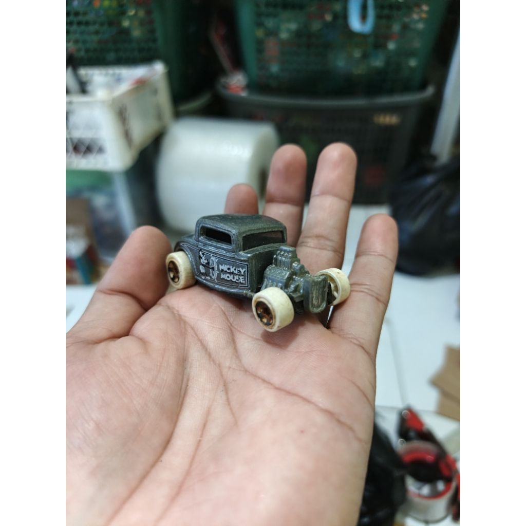 diecast hotwheels 32 ford mickey mouse