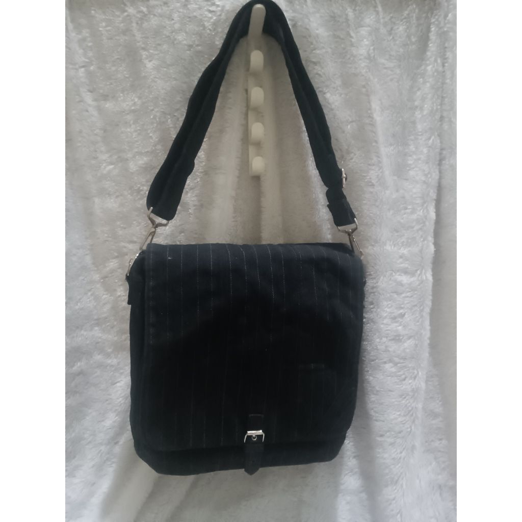 Magzy Second Selempang Messenger Bag Kanvas Denim Salur  Hitam Pekat.