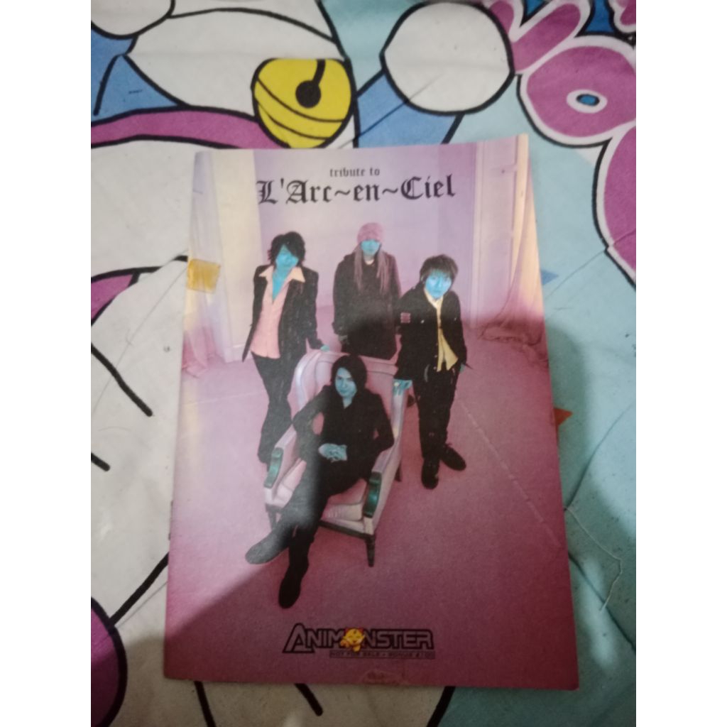 Majalah Animonster dan bonus album Laruku