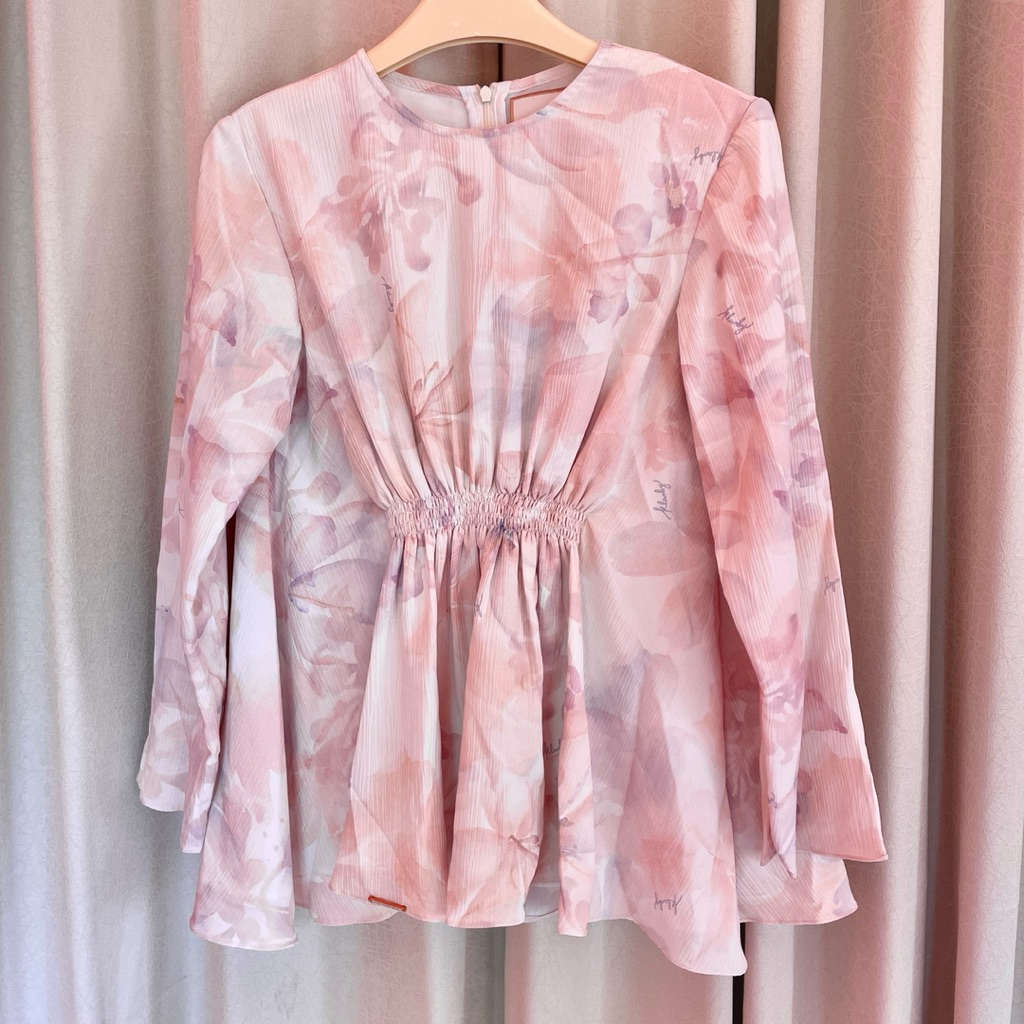 Wearing Klamby Oud Blouse Preloved size S