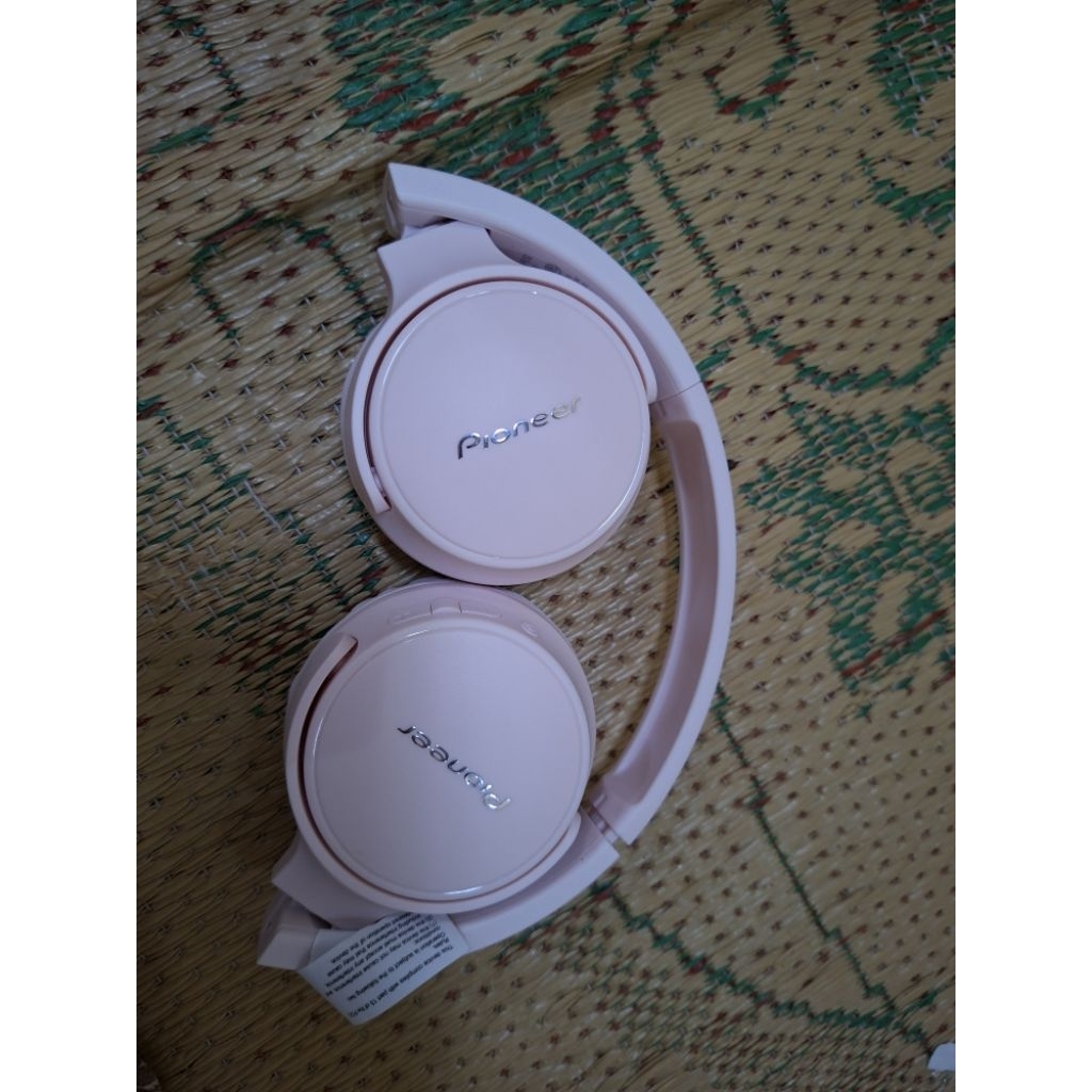 preloved Pioneer bluetooth headphone s3bt
