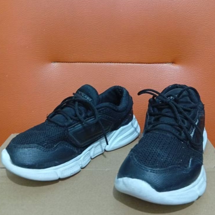 Preloved sepatu sekolah anak size 28 Homyped