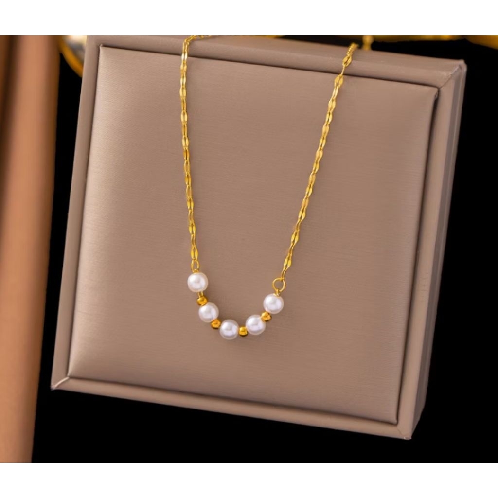 Kalung mutiara dengan rantai Titanium murni dilapis emas 18KGP