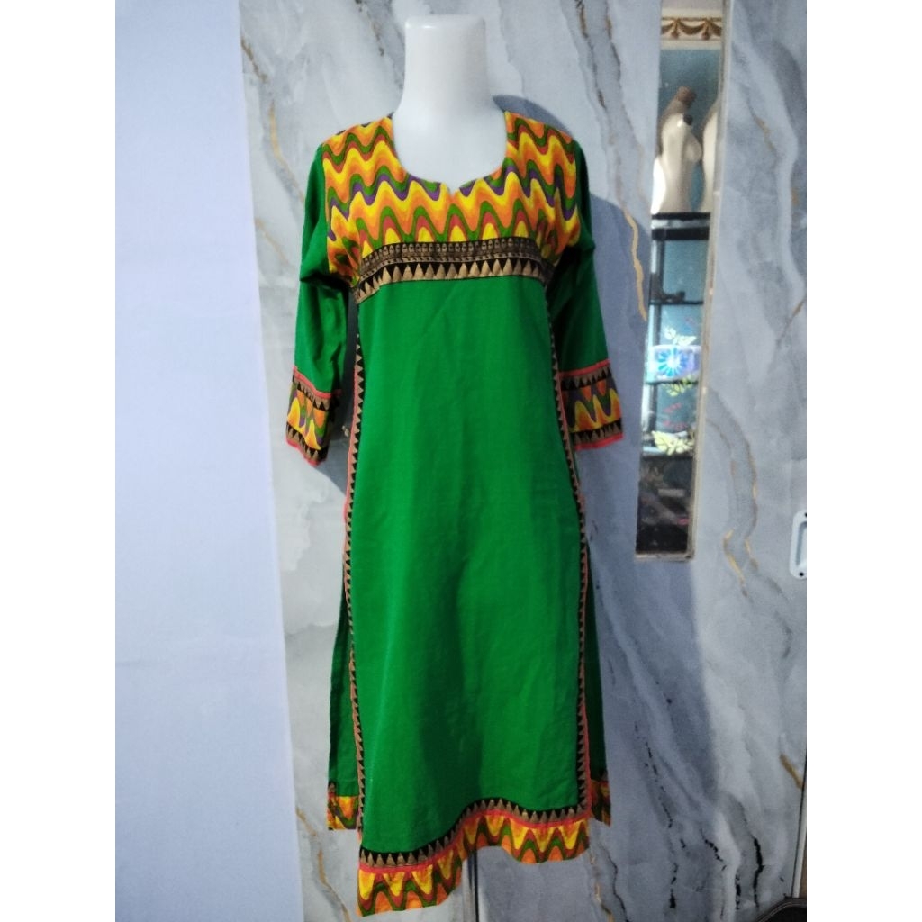 (PRELOVED) KURTI INDIA HIJAU MOTIF ZIGZAG LD 92 PB 110
