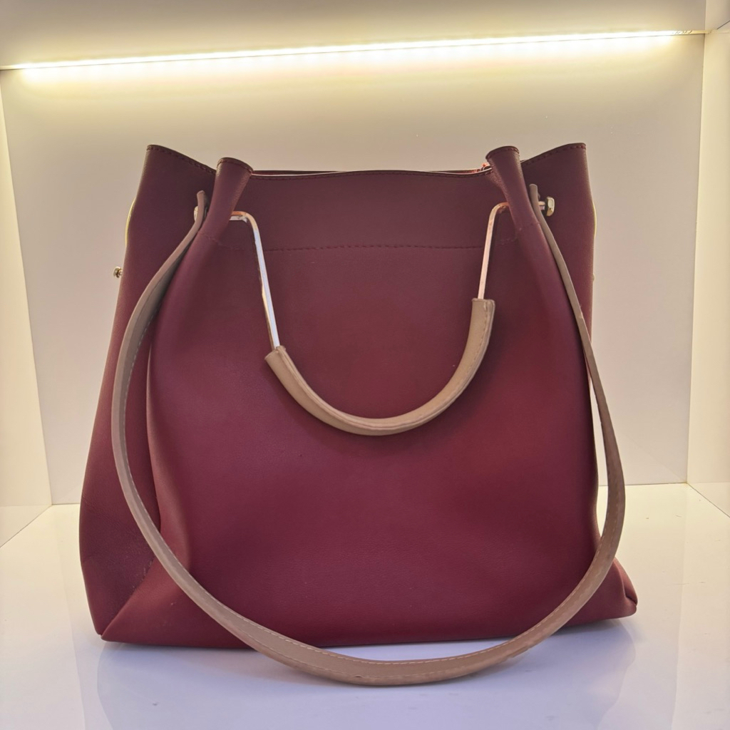 Preloved Tas Elizabeth Original Good Condition Ukuran Besar Cocok Untuk Kerja & Hangout
