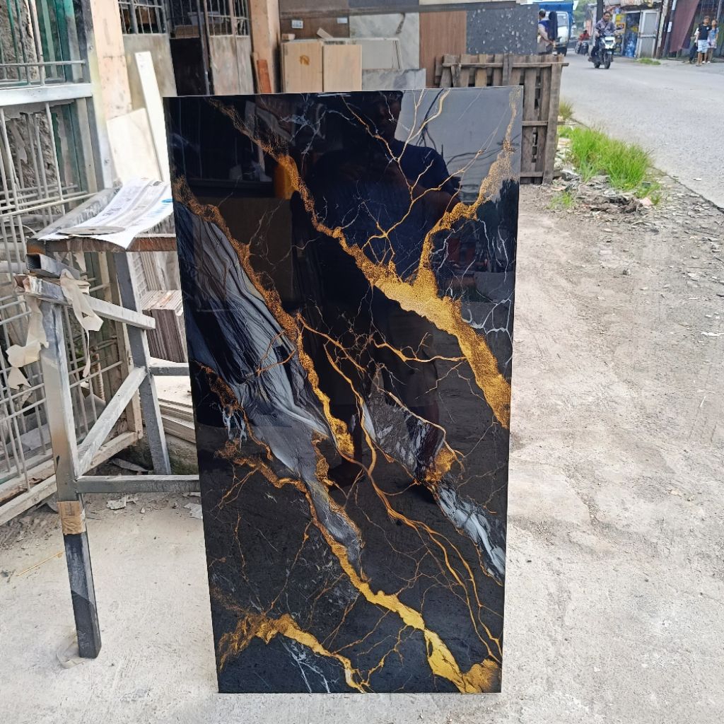 Granit Lantai ukuran 60x120 hitam motif marmer Kumara black gold