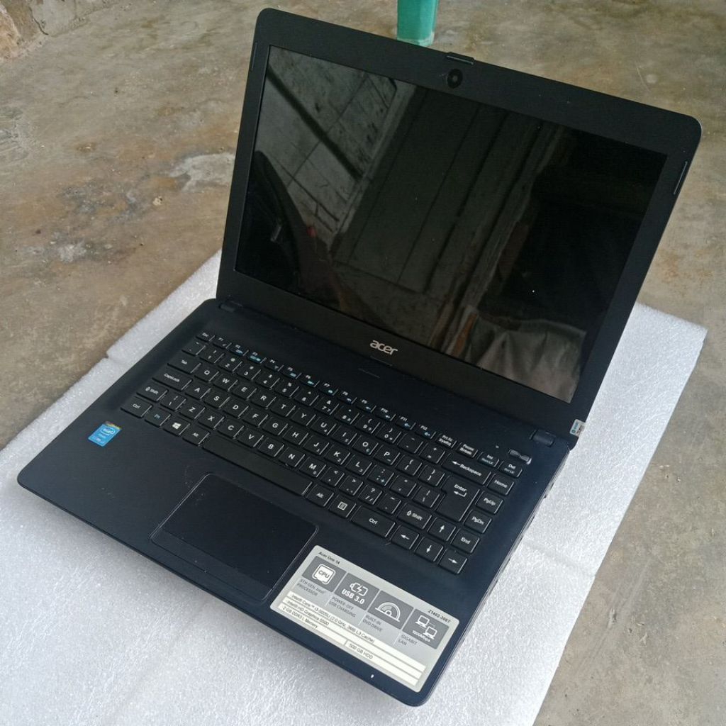 Acer Aspire One 14 Z1402 Casing Motherboard dan Layar