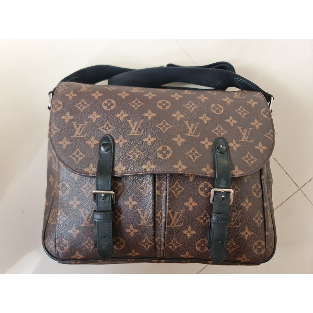 159. Tas Sling Bag Laptop Pria Louis Vuitton Paris Brown
Mantan / Bekas / Second

Size : 33.5cm x 7.