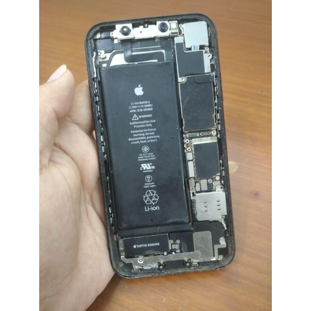 mesin iPhone XR 64gb  kondisi halo kena lock iCloud